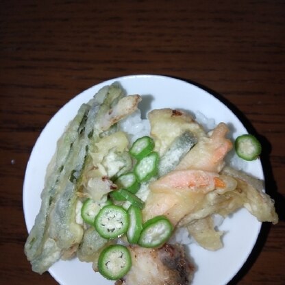 余った天ぷらを美味しく、
かき揚げ丼美味しい頂きました
ネギの代わりにオクラをのせました